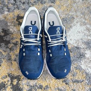 On cloud women’s sneaker size 11